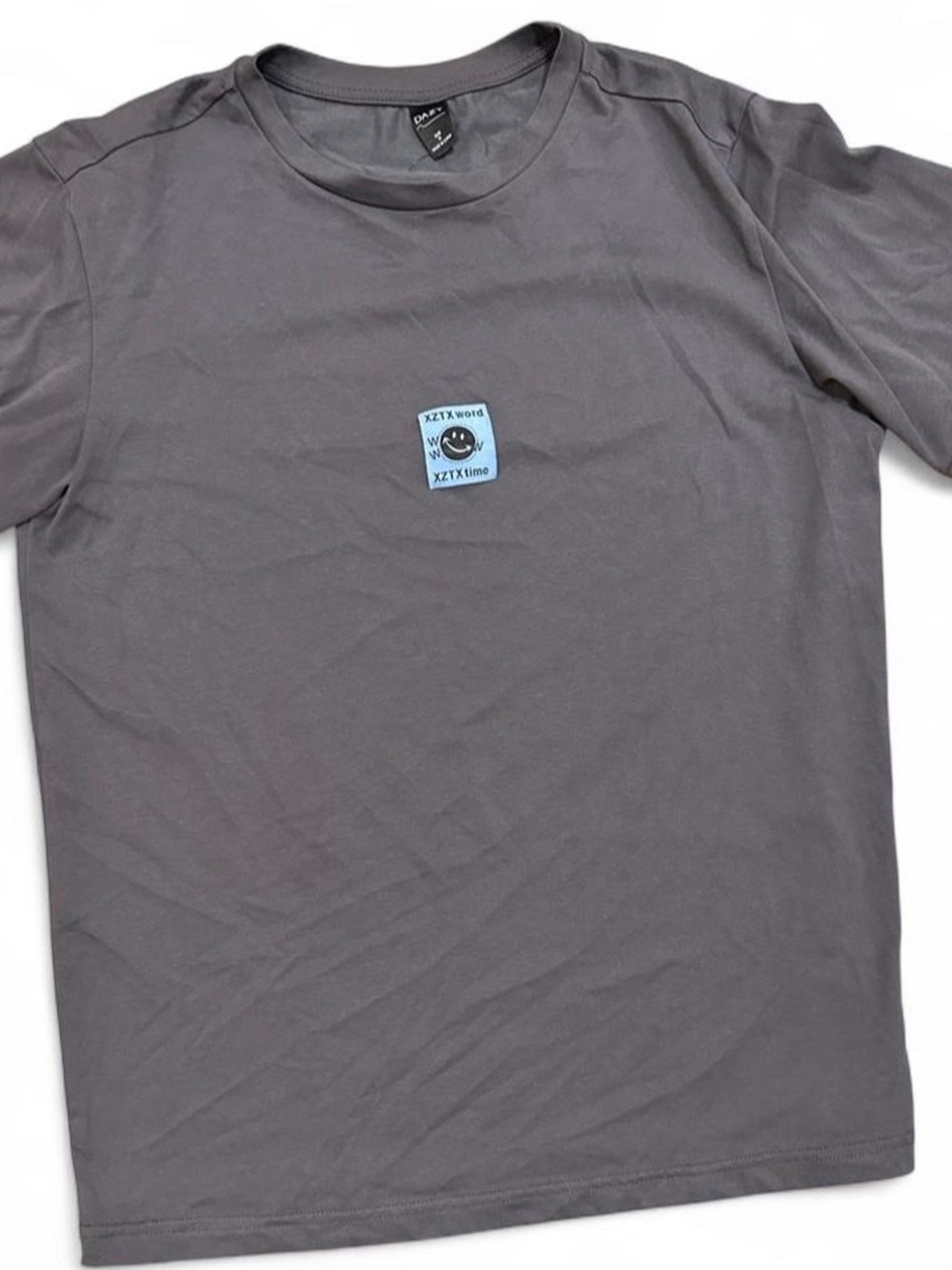 DAZY Gray Minimal Patch Logo Crew Neck T-Shirt Men’s Medium